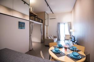 クアラルンプールにあるKL Sentral Bangsar Suites EST BY PSM LUXURY SUITESのテーブルとダイニングルームのあるリビングルーム