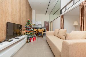 クアラルンプールにあるKL Sentral Bangsar Suites EST BY PSM LUXURY SUITESのリビングルーム(ソファ付)のクリスマスツリー
