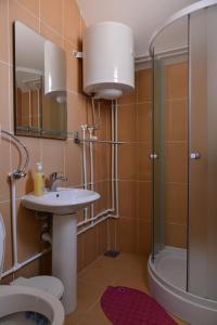 a bathroom with a toilet and a sink and a shower at DELUXE Apartmani Lola - Vrnjačka banja in Vrnjačka Banja