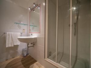 un bagno con doccia in vetro e lavandino di Hotel Bel Soggiorno a San Gimignano Altre 79 foto