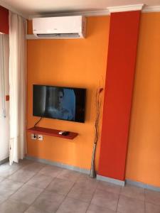 Telewizja i/lub zestaw kina domowego w obiekcie Gallud Apartament