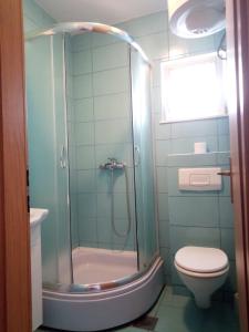 bagno con doccia e servizi igienici. di apartmani Maris a Trogir