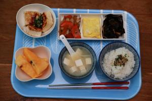 花蓮市的住宿－伍百里驛站 ，包括米饭和不同种类食物的托盘