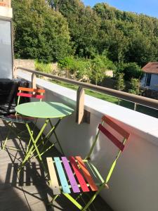 2 stoelen en een tafel op een balkon bij Appartement cosy centre de Wimereux proche plage in Wimereux