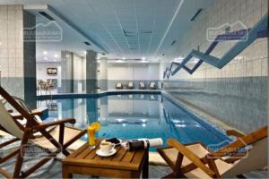 The swimming pool at or close to Flora Ski-slope Studio Apartment