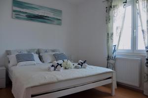 ein Schlafzimmer mit einem Bett mit zwei Teddybären darauf in der Unterkunft City roof top Apartment Cambi in Kaštela