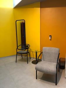 Uma área de estar em Artsy Vitoria Hostel