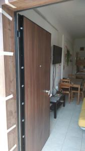 Televízia a/alebo spoločenská miestnosť v ubytovaní Cosy family apartment near the Sea