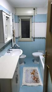 een badkamer met 2 wastafels en 2 toiletten bij B&B La Stella in Manfredonia