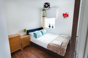 Säng eller sängar i ett rum på Meridian Apartment Suites