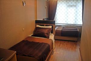 Llit o llits en una habitació de Cmr Aydogan Hotel