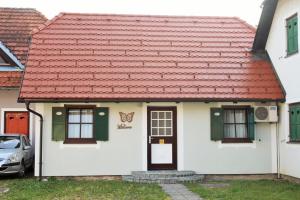 una pequeña casa blanca con techo rojo en Apartment Butterfly, en Čatež ob Savi