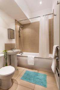 Ett badrum på Meridian Apartment Suites