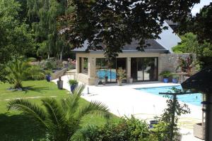GouesnachにあるLa maison de l'Odetの庭にスイミングプールがある家