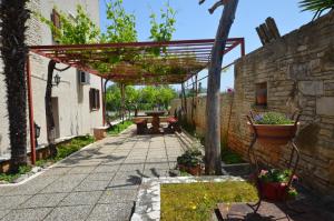 ogród z pergolą i patio w obiekcie GALANT apartments w Rovinj