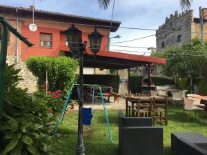 un jardín con una mesa y un poste de luz en Hospedaje Casa Amalia en Queveda