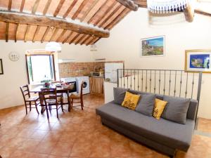 een woonkamer met een bank en een tafel bij Castelvecchio Family Retreat in San Marcello Pistoiese