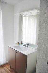 y baño con lavabo y espejo. en UXCO République, en Aviñón