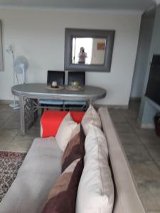 - un salon avec un canapé et une table dans l'établissement Joans place, à Velddrif