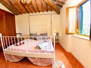 een slaapkamer met een bed in een kamer bij Castelvecchio Family Retreat in San Marcello Pistoiese