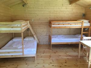 Zimmer mit 2 Etagenbetten und einem Tisch in der Unterkunft Viking Motel in Hanko