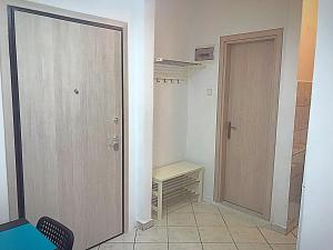 una stanza vuota con una porta e un tavolino di Alex Flat a Néoi Epivátai