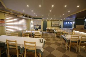 Um restaurante ou outro lugar para comer em Aykut Palace Otel