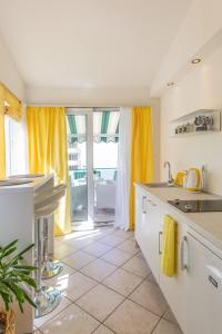 Kuchyň nebo kuchyňský kout v ubytování Apartmani Marko