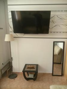 TV a/nebo společenská místnost v ubytování Central, nice and clean apartment! ~Sitia~
