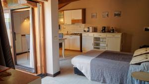 Habitación pequeña con cama y cocina en Residence Royal House, en Riva del Garda