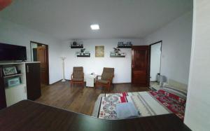 un soggiorno con due sedie e un tavolo di Apartment Ada Kaleh a Orşova