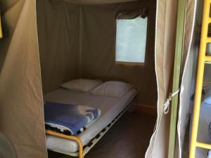 Postel nebo postele na pokoji v ubytování Camping Le Canoë
