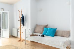 A seating area at Ornos Blue