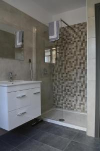 A bathroom at Arellis