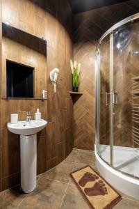ein Badezimmer mit Waschbecken und Dusche in der Unterkunft Apartment Secret Place in Lwiw