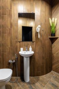 ein Badezimmer mit Waschbecken und Toilette in der Unterkunft Apartment Secret Place in Lwiw + 20 Fotos