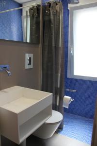 e bagno con lavandino, servizi igienici e doccia. di Villa Italia - Marina di Lesina a Lesina