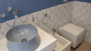 bagno con lavandino e servizi igienici di Villa Italia - Marina di Lesina a Lesina