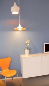 Zimmer mit einem Schreibtisch, einem Stuhl und einer Lampe in der Unterkunft Villa Italia - Marina di Lesina in Lesina