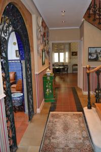 an archway leads into a living room at Hotel Villegas in Valencia de Don Juan