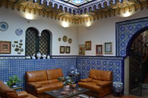 a living room with two chairs and a table at Hotel Villegas in Valencia de Don Juan