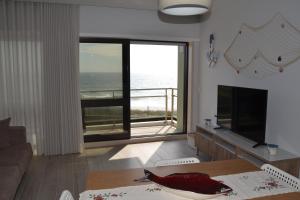 Televisyen dan/atau pusat hiburan di SUNKISSED OFIR HOUSE