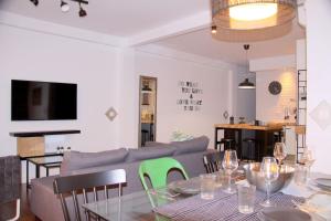 una sala de estar con una mesa y un sofá en Muro Center, en Sevilla