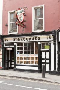 a store on a city street with a sign on it at O'Donoghue's in Dublin +16 photos