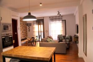 una sala de estar con un sofá y una mesa en Muro Center, en Sevilla