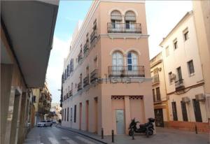 una persona en una motocicleta estacionada frente a un edificio en Muro Center, en Sevilla