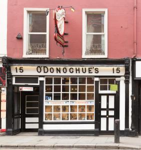 una tienda frente a un edificio con un montón de donuts en O'Donoghue's en Dublín