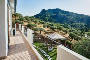 balkon z widokiem na góry w obiekcie B&B Tiscali w mieście Dorgali