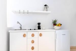 A kitchen or kitchenette at Ornos Blue
