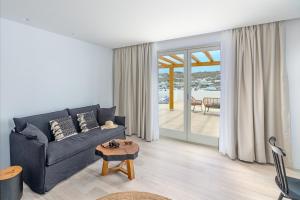 Uma área de estar em Mykonos Cactus